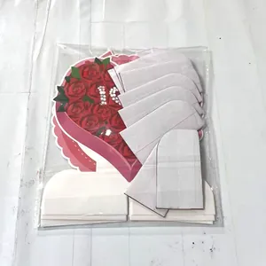 Dettaglio di decorazione a nido d'ape a cuore con rose rosse e il numero dieci