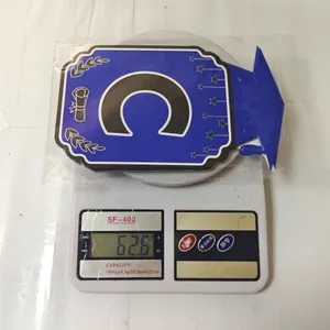 Gros plan de la bannière CONGRATS GRAD sur une balance affichant un poids de 62,6 g