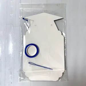 Coffret de cartes graduation DIY avec étiquette blanche et ruban bleu emballé