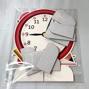 Détail du centre de table horloge pour remise de diplôme maternelle avec socle papier