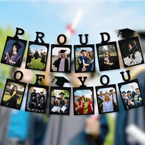 Striscione fotografico di laurea nero glitterato con scritte Proud of You e decori