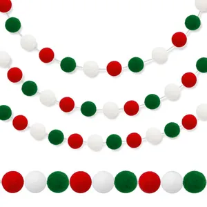 Kerstmis slinger met rode witte en groene wolvilt pompons voor feestelijke wanddecoraties