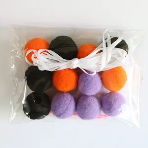 Halloween-Deko-Set mit orangefarbenen schwarzen lila Plüschbällen und weißem Band