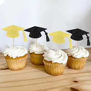 Nahaufnahme von glitzernden Abschlusskappen-Cupcake-Toppern in Schwarz und Gold