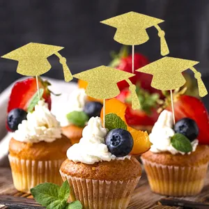 Nahaufnahme von goldenen Glitzer-Abschlusskappen als Cupcake-Deko mit Beeren
