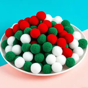 Rode groene en witte pluizige kerstpompons voor feestelijke DIY-decoraties op schaal