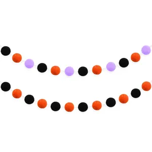 Halloween-Girlande mit orangefarbenen, schwarzen und lila Filzbällen zur festlichen Dekoration
