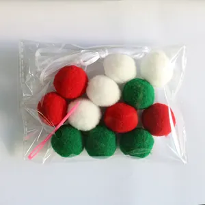 Kerstslinger set met rode witte groene pompons en doe-het-zelf feest accessoires
