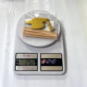 Nahaufnahme von glitzernden Gold-Doktorhut Tortensteckern zur Anzeige des Produktgewichts