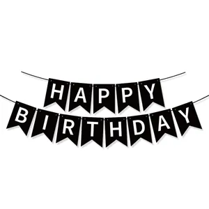 Λεπτομέρεια πανό Happy Birthday με λευκά γράμματα σε μαύρες σημαίες χελιδονιού