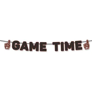 Detail der Game Time Football Party Girlande mit braunen Buchstaben und Schaumstofffingern