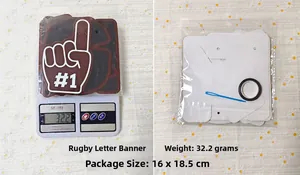 Details des Football-Party-Sets mit Schaumstofffinger-Deko und Paketmaßen auf einer Waage