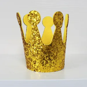 Detailopname van gouden glitter verjaardagskroon voor huisdieren met viltvoering en glans