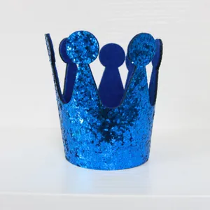 Detailopname van een blauwe feesthoed met lovertjes voor huisdieren met glitters