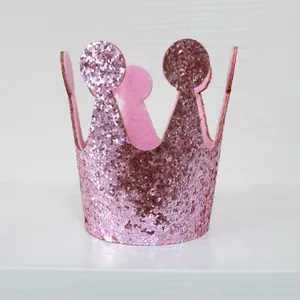 Detail van roze pailletten kroonfeesthoed met glanzende textuur voor huisdieren