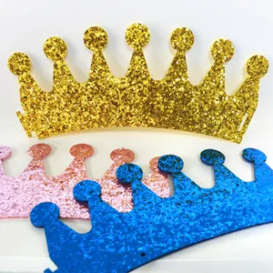 Macro detail van glitterende feestkronen in goud, roze en blauw met glanzende afwerking