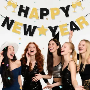 Elegantes Set aus schwarz-goldenen Happy New Year-Bannern mit Sternen für Silvester