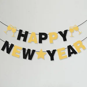 Schwarz-goldene Happy New Year Girlande mit Glitzersternen und Sektglas-Dekorationen