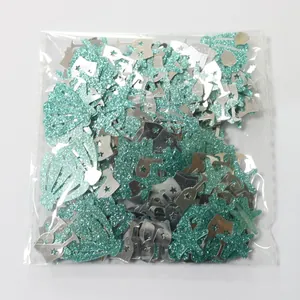 Detalle de confeti de purpurina verde azulado y plateado con forma de copas de brindis