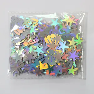 Primer plano de confeti láser con formas de conchas y estrellas para mesas de fiesta