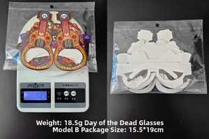Vue détaillée des lunettes Dia de los Muertos affichant un poids de 18,5g sur la balance