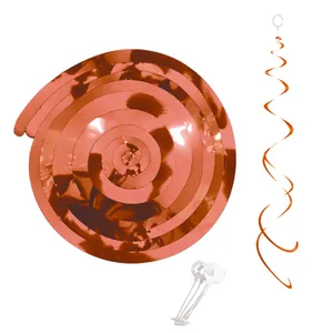 Detail van roségouden Halloween party swirls van metallic PVC met witte ophanghaken