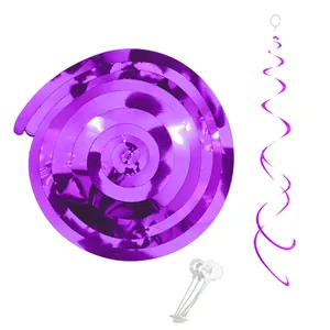 Detailopname van paarse metallic folie spiralen en plastic haken voor feestdecoratie
