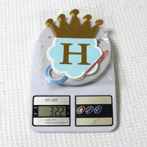 Detailed weight measurement of the gold crown party banner with letter H in blue