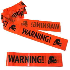 Dettaglio del nastro di avvertimento arancione Halloween con teschi neri e testo Warning