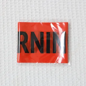 Dettaglio del nastro di avvertimento in PE rosso con scritta WARNING nera in busta