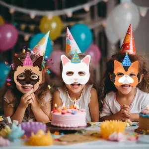 Tre bambini con maschere da gatto e mini cappelli da festa per celebrazioni di compleanno