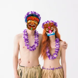 Détail d'un ensemble de fête hawaïen avec colliers de fleurs mauves et jupe en raphia
