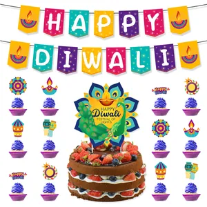 Makroansicht des Happy Diwali Banner-Sets mit Pfauen-Kuchendeko für das Lichterfest