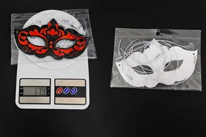 Detail of 6pcs glitter masquerade masks showing 17.9g weight and 12.5x18cm packaging size