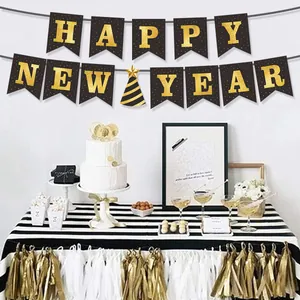 Détail de la bannière Happy New Year avec lettres dorées pailletées sur cartes noires