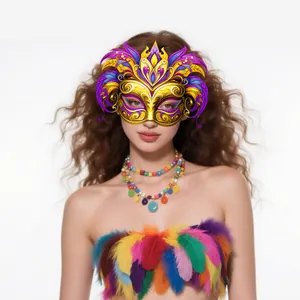 Coffret masque de carnaval brésilien avec plumes colorées et colliers de perles pour bal masqué