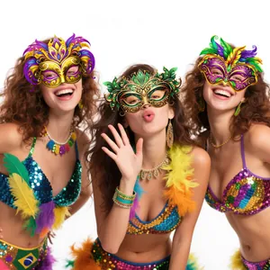 Trois mannequins portant des masques de carnaval brésilien avec plumes et paillettes