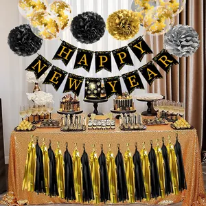 Détail de déco Nouvel An avec bannière noire dorée et ballons à confettis dorés