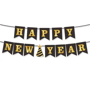 Détail de la bannière Happy New Year avec lettres pailletées noir et or et chapeau de fête