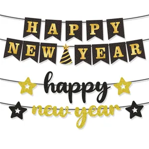 Détail de bannières scintillantes Happy New Year avec éléments de chapeaux de fête noir et or