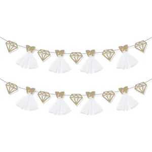 Ghirlanda di diamanti dorati e abiti in tulle bianco per decorazioni di nozze