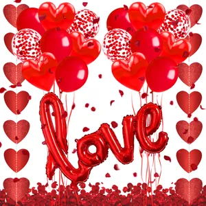 Set decorativo rojo para San Valentín con globo de LOVE y pétalos de rosa suaves