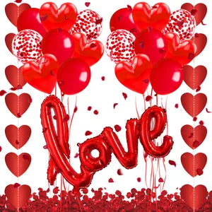 Detalle del set decorativo de San Valentín con globos LOVE y pétalos de rosa roja