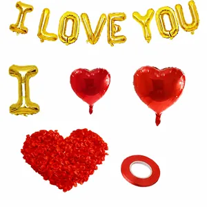 Ensemble détaillé de ballons I LOVE YOU dorés, ballons cœur rouges et pétales de rose
