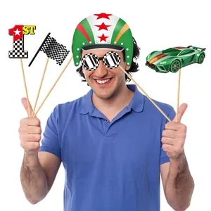 Accessoires photo de course avec drapeau, casque, voiture et médaille de vainqueur