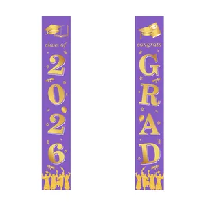 Afstudeerfeest 2026 banners met gouden en paarse decoraties voor de voordeur van school