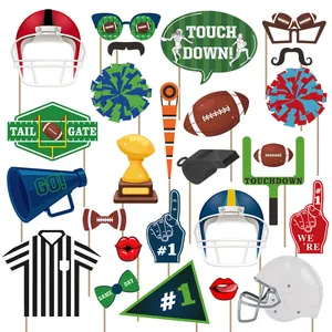 Détail des accessoires de photo pour fête de football américain avec casque et slogans