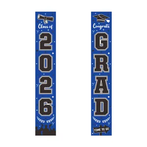 Blauwe en witte Class of 2026 afstudeerbanners met Congrats Grad-opdruk voor de deur