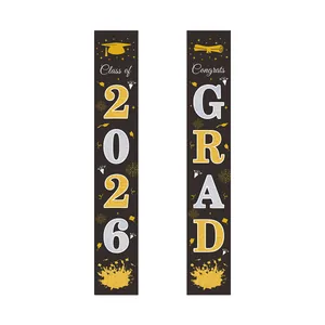Detail van 2026 afstudeerbanners met gouden vuurwerk en motieven van afstudeerhoeden