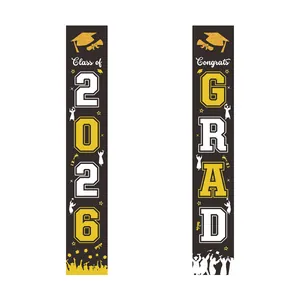 Detail van de Class of 2026 afstudeerbanners gemaakt van zwart en goud polyester stof